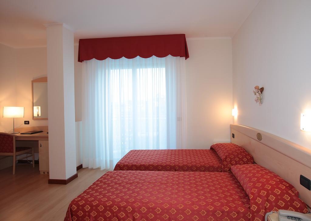 Hotel Helios Lido di Jesolo Exteriör bild
